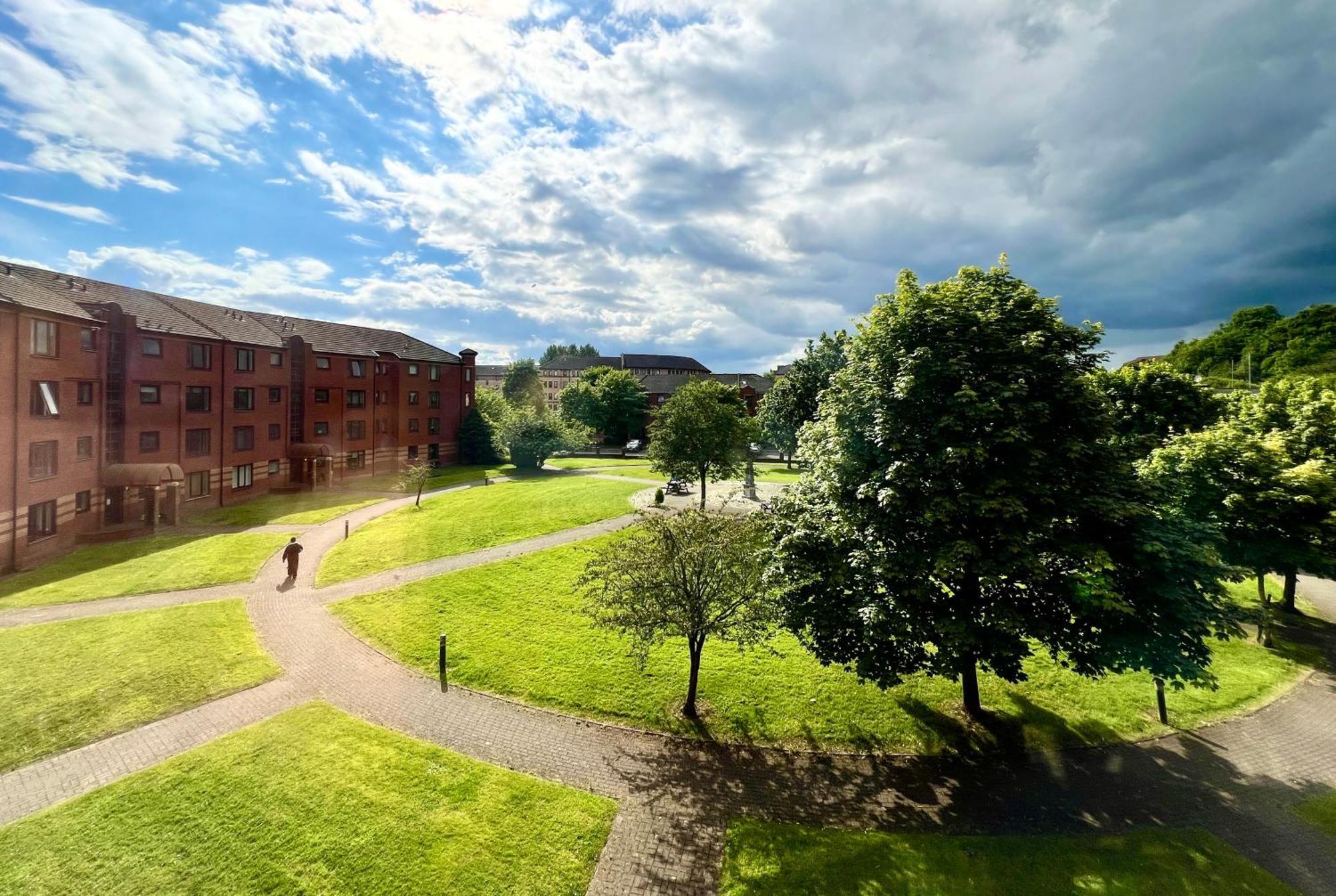 Spacious 2 Bed-Flat In Glasgow City - Free Parking Екстериор снимка